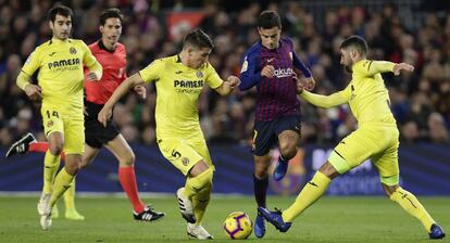 Coutinho trata de librarse de dos rivales del Villarreal.