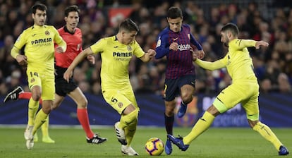 Coutinho trata de librarse de dos rivales del Villarreal.