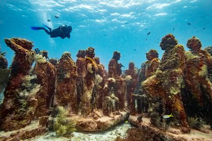 Isla Mujeres (México), la isla santuario. Puede que Isla Mujeres esté frente a la costa de Cancún, uno de los centros turísticos más grandes del país, muy cerca de sus famosos hoteles internacionales, pero esta pequeña y alargada isla se conserva como un mundo aparte, con tranquilas aguas turquesas, arenas blancas y corales a lo largo de la Barrera de Coral Mesoamericana. Para los mayas, la isla fue un santuario para Ixchel, la diosa jaguar de la partería y la medicina, pero hoy sus devotos se sienten atraídos por el sol y la arena. El buceo es magnífico en estas aguas, el ambiente relajado (los carritos de golf son el único medio de transporte aquí) y las margaritas caen como limonada mientras el sol se hunde en el Caribe. Las playas son todas llamativas, tanto la Playa Norte, con aguas poco profundas con palmeras que se balancean sobre las arenas blancas, como Punta Sur, un parque histórico en el que se puede pasear entre ruinas mayas. Aquí está la playa Lancheros, muy apreciada para practicar deportes acuáticos. Y para buenas vistas, las que se tienen desde la capilla de la Virgen de Guadalupe, frente al mar, todo un símbolo de la identidad católica mexicana que convive sin problemas con el recuerdo de la diosa Ixchel.