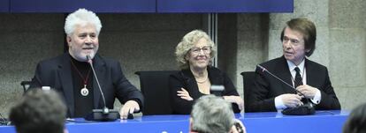 Pedro Almodóvar (izquierda), Manuela Carmena y Raphael (derecha) en la entrega de medallas de Hijo Predilecto de la ciudad de Madrid.