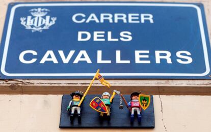 
Las calles de Valencia se están llenando de clicks de Playmobil que ilustran los carteles de su centro histórico. El autor es Pau Patufalla, un artista callejero que ha trabajado durante años en talleres falleros. En la imagen, la calle de Los Caballeros.