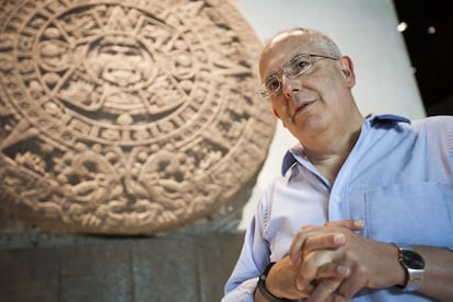 El director del Museo Nacional de Antropología, Antonio Saborit, frente a la Piedra del Sol, encontrada en la Plaza Mayor en el Centro Histórico del Distrito Federal