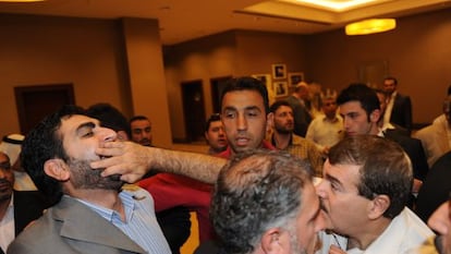 Pelea entre disidentes sirios fuera de la reunión que mantuvo hoy toda la oposición en Estambul.