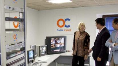 Teófila Martínez visita las instalaciones de Onda Cádiz en su inauguración en 2007.