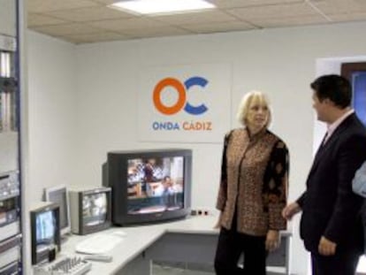 Teófila Martínez visita las instalaciones de Onda Cádiz en su inauguración en 2007.