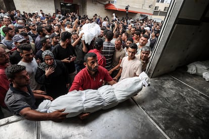 Cadáveres del bombardeo israelí en el distrito de Az-Zawayda, en la morgue del hospital Mártires de Al Aqsa, en Deir al Balah, este sábado.
