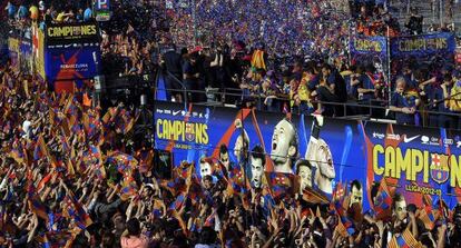 Los jugadores del Barça celebra la Liga por las calles de la ciudad