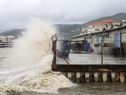 El huracán 'Beryl' provoca fuertes olas que chocan en la costa de Puerto Espaá (Trinidad y Tobago), el 1 de junio.