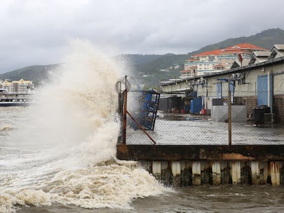 El huracán 'Beryl' provoca fuertes olas que chocan en la costa de Puerto Espaá (Trinidad y Tobago), el 1 de junio.