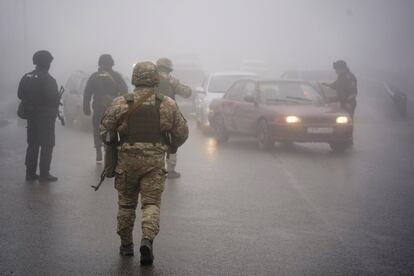 Soldados kazajos controlan una carretera en Almaty, este sábado. El presidente de Kazajistán, Kasim-Yomart Tokáyev, ha manifestado a su homólogo ruso, Vladímir Putin, que su país “está camino de la estabilización” tras seis días de protestas y una oleada de represión que dejan decenas de muertos.