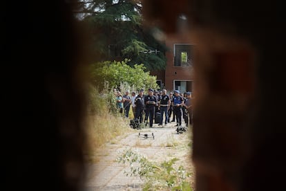 Varios agentes se disponen a volar un dron para examinar una zona, dentro de un simulacro que ha movilizado a 250 personas de diferentes cuerpos policiales, y en el que también ha colaborado el SAMUR.