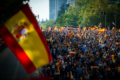 Miles de personas participan en la manifestación contra el Gobierno en Madrid, este domingo.