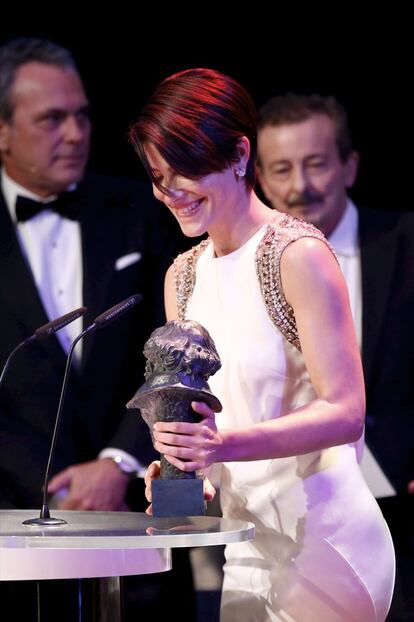 La actriz Bárbara Lennie recibe el Goya a la Mejor Actriz Protagonista por su trabajo en 'Magical Girl'.
