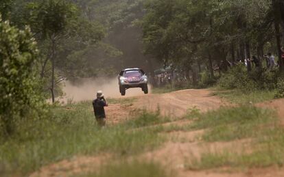 El español Carlos Sainz conduce su vehículo Peugeot durante la primera etapa del Rally Dakar 2017, entre Asunción (Paraguay) y Resistencia (Argentina).