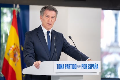 Rueda de prensa de fin de curso político de Feijóo, en una fotografía distribuida por el Partido Popular, que no ha permitido el acceso a fotoperiodistas independientes a la misma.