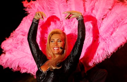 Norma Duval durante una actuación en Marbella en 2001.