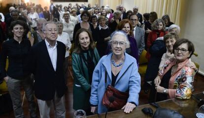Trini Simó, en el centro, rodeada de amigos, en el Ateneu mercantil de Valencia.