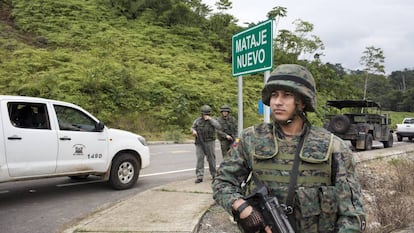 Soldados ecuatorianos patrullan en la región de Mataje Nuevo.