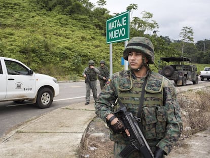 Soldados ecuatorianos patrullan en la región de Mataje Nuevo.