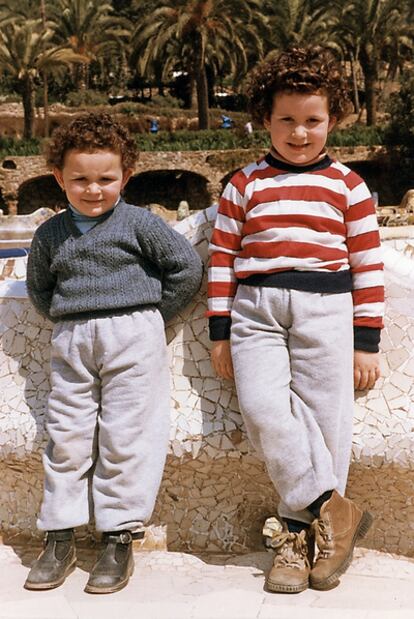 Cristina (a la derecha) con su hermana, Patricia, en el Parque Güell (Barcelona), en 1989