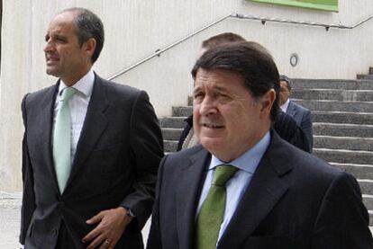 Rodrigo Rato y José Luis Olivas, presidentes de Caja Madrid y Bancaja, antes de cerrar la fusión.