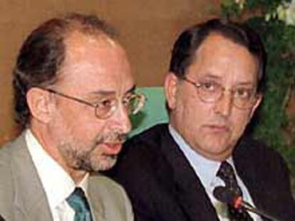 Pedro Ferreras, a la derecha, con Cristóbal Montoro.