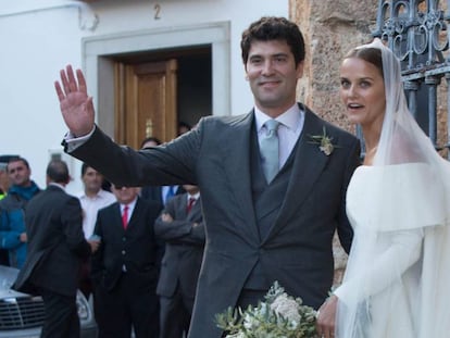 Lady Charlotte Wellesley, hija del duque de Wellington, y su marido, el colombiano Alejandro Santo Domingo, tras su boda este s&aacute;bado en &Iacute;llora (Granada).