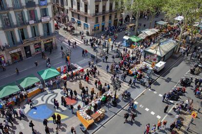 El paso de las estaciones lo marca ahora el calzado de los turistas (botines o zapas o crocs).