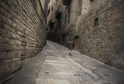 Una mujer camina por una calle del casco antiguo de Cervera (Lleida).