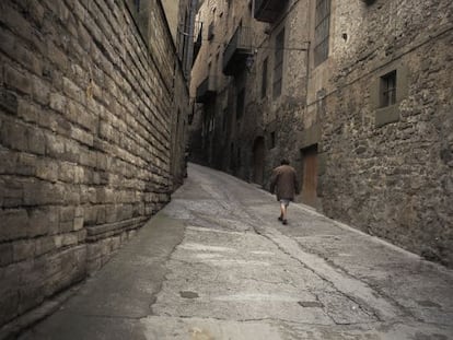 Una dona camina per un carrer del casc antic de Cervera (Lleida).