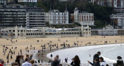 Vista del paseo de La Concha de San Sebasti&aacute;n,  abarrotado de turistas. EFE/Archivo