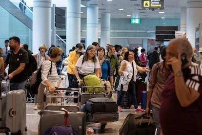 Turistas en las llegadas de la Terminal 1 del Aeopuerto Josep Tarradellas El Prat de Barcelona.