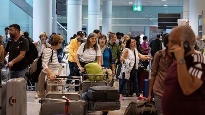 Turistas en la zona de llegadas de la Terminal 1 del aeropuerto de Barcelona-El Prat.