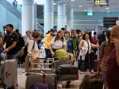 Turistas en la zona de llegadas de la Terminal 1 del aeropuerto de Barcelona-El Prat.