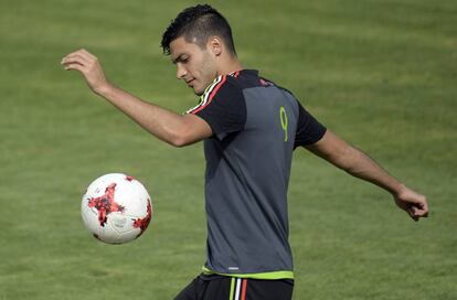 Raúl Jiménez durante un entrenamiento.