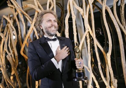 Florian Zeller recibe el Oscar a mejor guion adaptado por el 'El padre', en París.