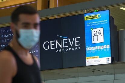 Un hombre con una mascarilla, en el aeropuerto de Ginebra el pasado julio.