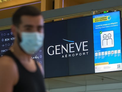 Un hombre con una mascarilla, en el aeropuerto de Ginebra el pasado julio.