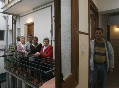 Algunos de los vecinos que viven en el número 18 de la calle de Goiri.