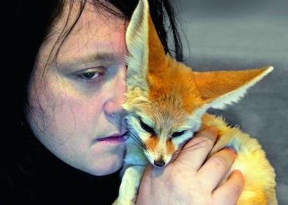 Anohni con un zorro del desierto.