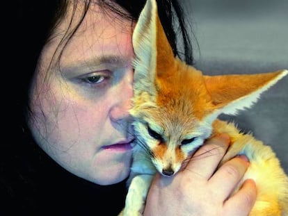 Anohni con un zorro del desierto.