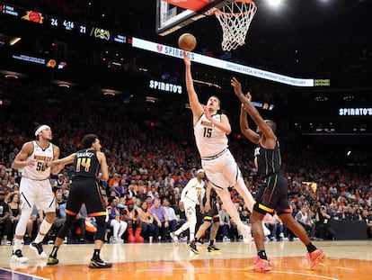 Nikola Jokic lanza a canasta durante el partido de este jueves.