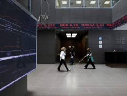 Pantalla con la evolución del índice ATHEX en la Bolsa de Grecia, en Atenas. EFE/Archivo