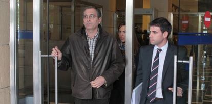 José María Bravo sale del juzgado de San Sebastián acompañado de su abogado.