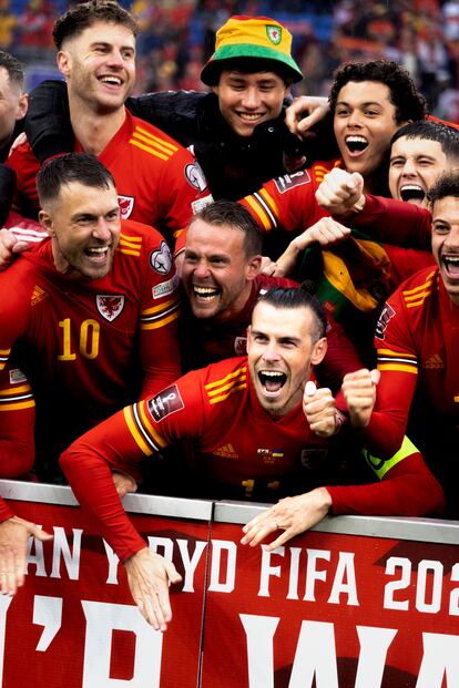 Bale celebra con sus compañeros la clasificación de Gales para el Mundial de Qatar que empieza en noviembre.