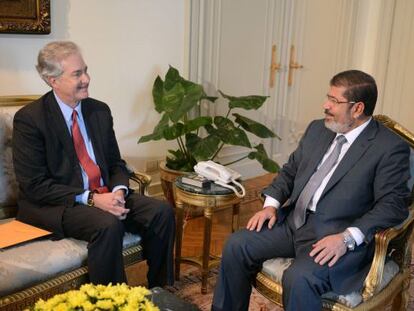 El presidente egipcio, Mohamed Morsi (a la derecha), se reúne hoy con el vicesecretario de Estado de EE UU, William Burns, en el Cairo.