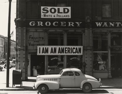 'Colmado con propietario japonés-americano', en Oakland, California, 1942. / DOROTHEA LANGE / NATIONAL GALLERY OF ART