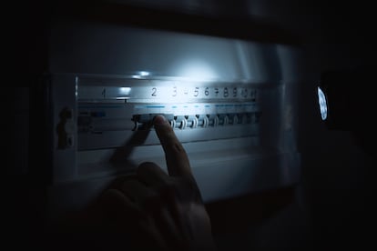 Eléctricas y aseguradoras cubrirán parte de los daños si el apagón se prolonga