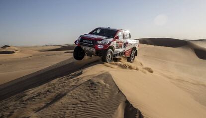 Fernando Alonso y Marc Coma, durante la octava etapa del Rally Dakar.