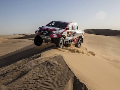 Fernando Alonso y Marc Coma, durante la octava etapa del Rally Dakar. 